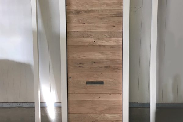 Voordeurkozijn deur bekleed met eiken delen 1